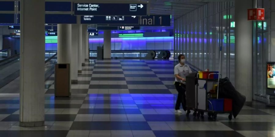 Gebäudereinigerin im Flughafen München im Juni