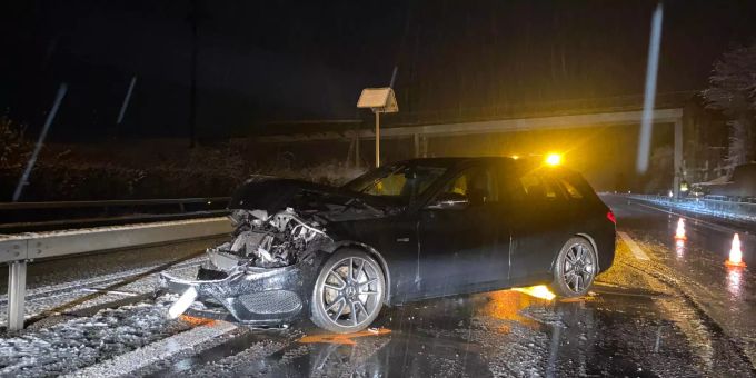 Risch Rotkreuz ZG - Selbstunfall auf der Autobahn