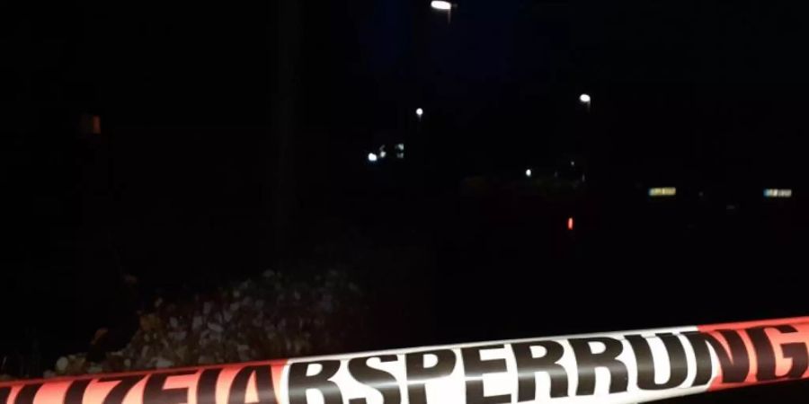 Polizeiabsperrung in einer Strasse in Cloppenburg. Die Polizei hat dort einen toten Jungen und eine tote Frau gefunden. Foto: NWM-TV/dpa
