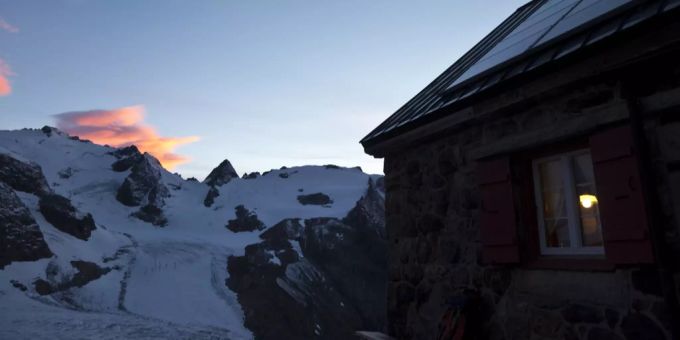 Die Trifthütte im Berner Oberland wurde von einer Lawine verschüttet. trifthütte 2520m, sektion bern sac