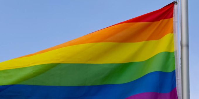 ARCHIV - Die Regenbogenfahne weht vor dem blauen Himmel. Die Flagge steht in vielen Ländern und Kulturen weltweit für Frieden, Aufbruch und Veränderung. Sie gilt als Zeichen der Toleranz und Akzeptanz. Foto: Patrick Pleul/dpa-Zentralbild/ZB ARCHIV - Die Regenbogenfahne weht vor dem blauen Himmel. Die Flagge steht in vielen Ländern und Kulturen weltweit für Frieden, Aufbruch und Veränderung. Sie gilt als Zeichen der Toleranz und Akzeptanz. Foto: Patrick Pleul/dpa-Zentralbild/ZB