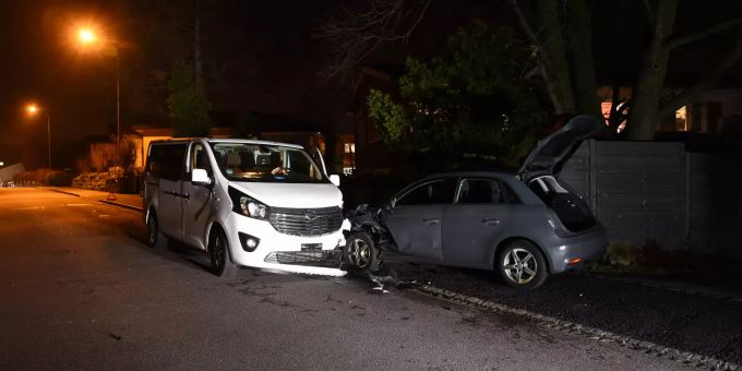 Alkoholisiert in parkiertes Auto geprallt.