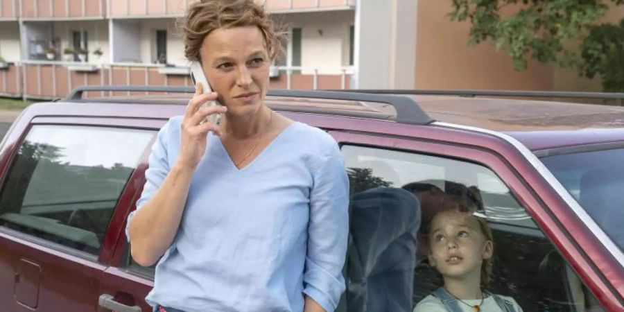 Der Urlaub mit Tochter Alma (Aenni Lade) fällt aus. Kriminalhauptkommissarin Olga Lenski (Maria Simon) wird noch einmal gebraucht. Foto: Oliver Feist/rbb/ARD/dpa