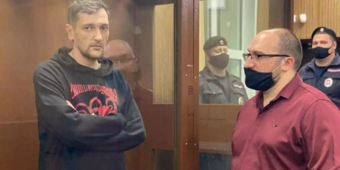 Alexej Nawalnys jüngerer Bruder Oleg (l) nimmt an einer Kautionsanhörung im Moskauer Bezirksgericht Twerskoj teil. Foto: Tverskoy District Court/TASS/dpa Oleg Nawalny