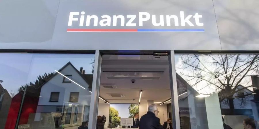 Ein «Finanzpunkt» im hessischen Bad Soden - eine Kooperation von Volksbank und Sparkasse. Foto: Boris Roessler/dpa