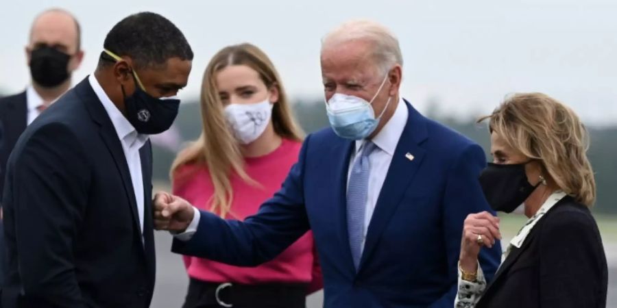 Biden und Richmond bei einer Begegnung im Oktober
Joe Biden greets Cedric Richmond in Columbus, Georgia in October 2020