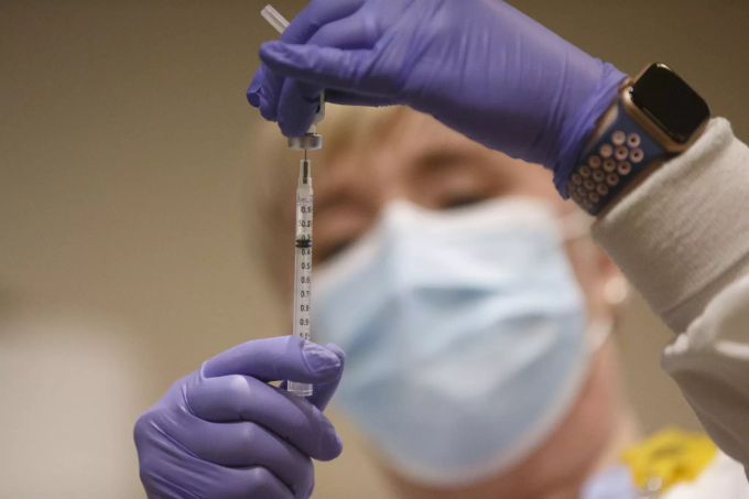 Eine Dose des Corona-Impfstoffs von Pfizer und Biontech. coronavirus