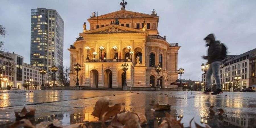 Der fats menschenleere Platz vor der Alten Oper in Frankfurt am Main. Foto: Boris Roessler/dpa