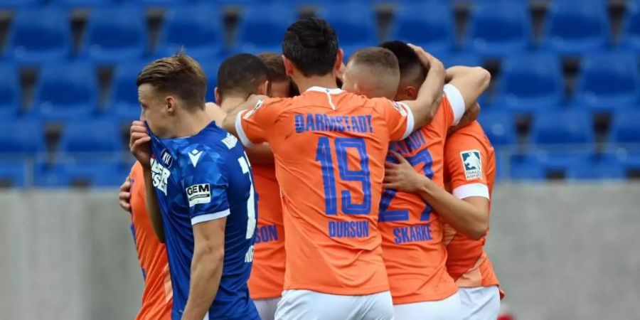 Die Darmstädter feiern den Last-Minute-Sieg gegen den KSC. Foto: Uli Deck/dpa