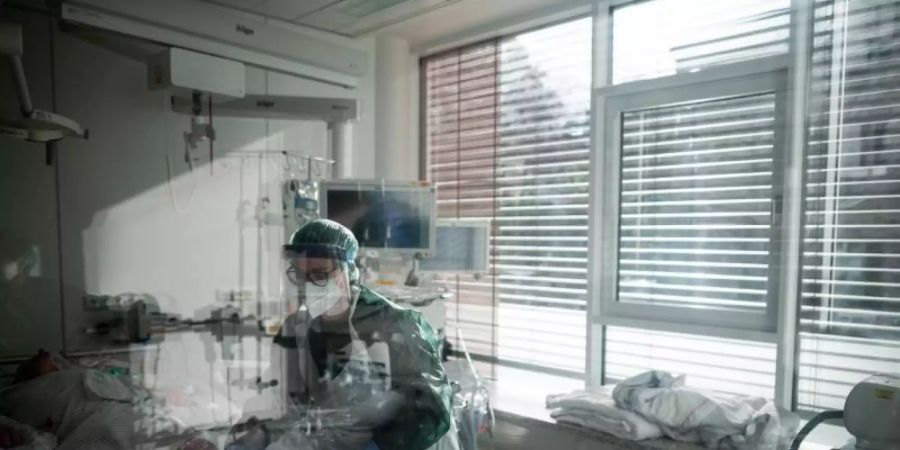 Im Universitätsklinikum Essen wird ein Corona-Patient auf der Intensivstation behandelt. Foto: Fabian Strauch/dpa