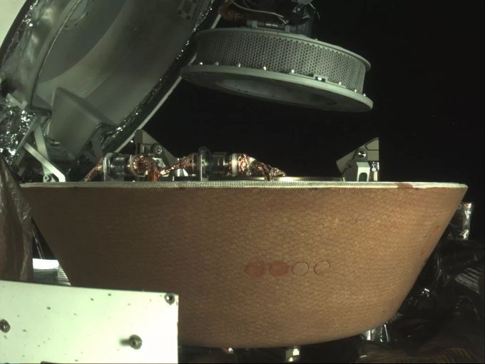Das undatierten Bild zeigt einen Probenbehälter, der über der Sonde «Osiris Rex» in der Nähe des Asteroiden Bennu schwebt. Um nicht noch mehr von der entnommenen Probe vom Asteroiden Bennu zu verlieren, will die US-Raumfahrtbehörde Nasa diese nun deutlich schneller als geplant sicher in der Sonde verstauen. Nasa Asteroiden-Probe