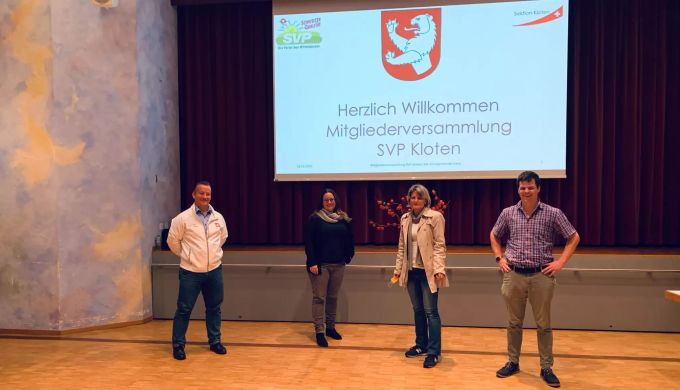 Von links nach rechts: Thomas Schneider, Präsident SVP Kloten; Sandra Eberhard, Fraktionspräsidentin SVP Kloten; Barbara Steinemann, Nationalrätin SVP; Silvan Eberhard, WAKO Präsident SVP Kloten SVP Kloten