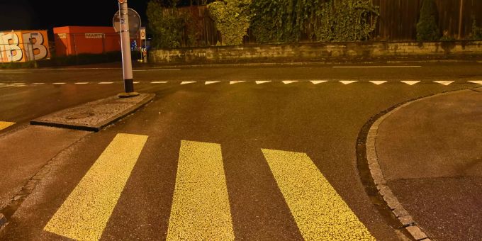 Auto kollidiert mit Motorrad. Auto kollidiert mit Motorrad
