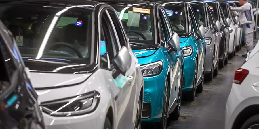 Der positive Trend bei den Elektro- und Hybridautos hellt das Bild der 2020 insgesamt stark rückläufigen Verkäufe bei Volkswagen etwas auf - im Bild Produktion des E-Autos ID.3 in Zwickau. (Archivbild)