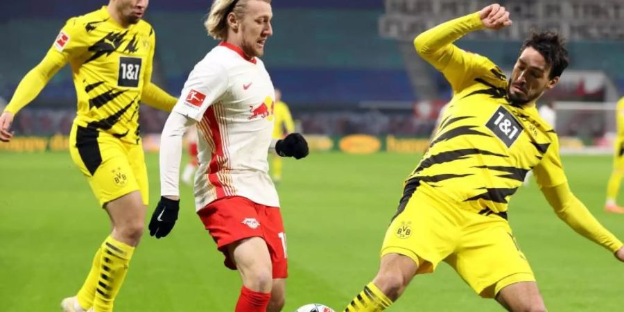 Wird von den Dortmundern ausgebremst: Leipzigs Emil Forsberg (M) kämpft um den Ball. Foto: Jan Woitas/dpa