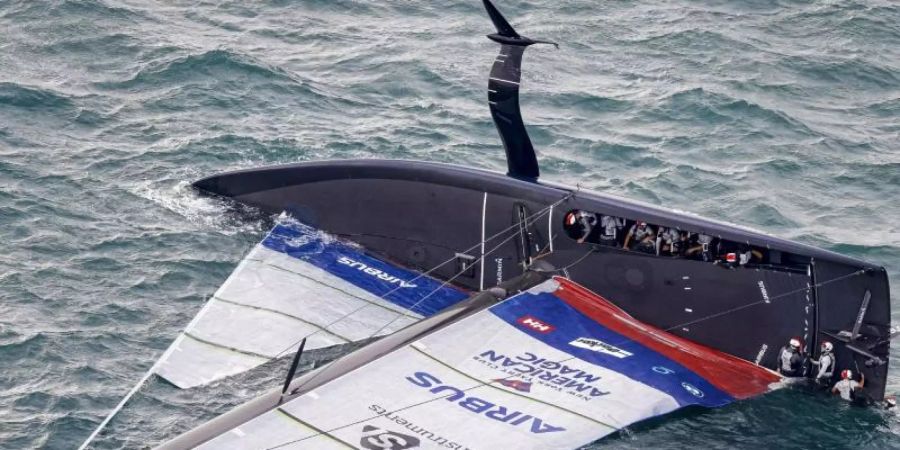 Die US-Yacht «Patriot» vom Team American Magic ist gekentert. Foto: --/COR 36 Studio Borlenghi/AP/dpa