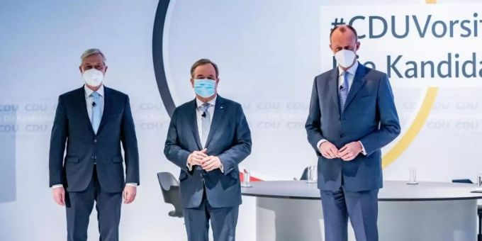 Die drei Kandidaten für den CDU-Parteivorsitz (v.l.), Norbert Röttgen, Armin Laschet und Friedrich Merz stehen vor Beginn einer Diskussionsrunde im Konrad-Adenauer-Haus. Foto: Michael Kappeler/dpa Die drei Kandidaten für den CDU-Parteivorsitz (v.l.), Norbert Röttgen, Armin Laschet und Friedrich Merz stehen vor Beginn einer Diskussionsrunde im Konrad-Adenauer-Haus. Foto: Michael Kappeler/dpa