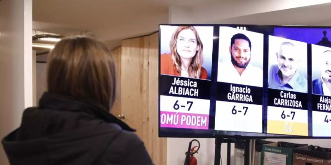 Eine Journalistin beobachtet die ersten Hochrechnungsergebnisse in der Parteizentrale von En Comu Podem. Foto: Kike Rincón/EUROPA PRESS/dpa Eine Journalistin beobachtet die ersten Hochrechnungsergebnisse in der Parteizentrale von En Comu Podem. Foto: Kike Rincón/EUROPA PRESS/dpa