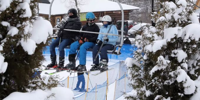 Skifahrer im Ski Lift bei den Tatra Mountains in Südpolen. Tatra Skifahrer