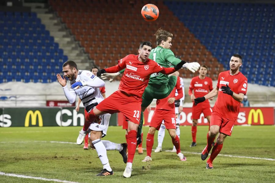 Vaduz-Goalie Benjamin Büchel steht gegen den FC Basel im Mittelpunkt.