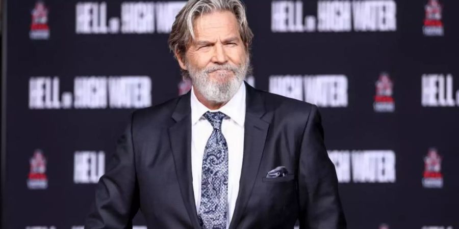 Noch ohne Diagnose und mit voller Haarpracht: Jeff Bridges wird 2017 am TCL Chinese Theatre IMAX in Los Angeles mit einer Zeremonie geehrt. Foto: Rich Fury/Invision/AP/dpa