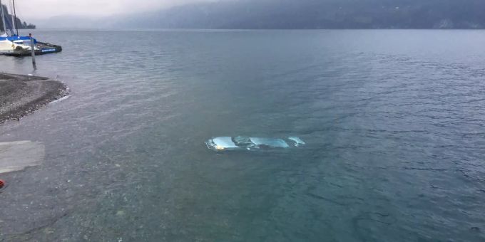 Am Sonntagmorgen rutschte ein Auto mit Anhänger beim Einwassern eines Bootes in Mühlehorn, Bachhorn, in den Walensee. Auto im Walensee