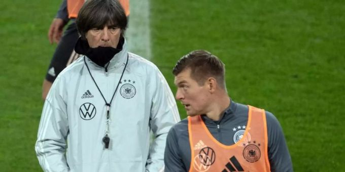 Bundestrainer Joachim Löw (r) und Toni Kroos (l) im Gespräch. Foto: Federico Gambarini/dpa Bundestrainer Joachim Löw (r) und Toni Kroos (l) im Gespräch. Foto: Federico Gambarini/dpa