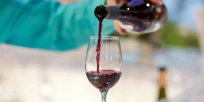Es wird hierzulande noch viel Wein getrunken: Deutschland steht weltweit an vierter Stelle der Verbrauchermärkte für Wein und Sekt. Foto: Lukas Schulze/dpa Es wird hierzulande noch viel Wein getrunken: Deutschland steht weltweit an vierter Stelle der Verbrauchermärkte für Wein und Sekt. Foto: Lukas Schulze/dpa