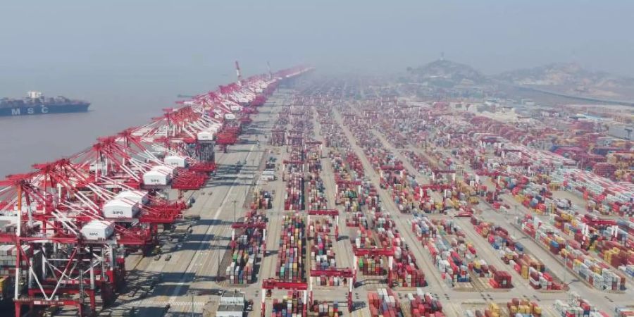 Das Containerdock des Yangshan-Hafens. Als Zeichen für die anhaltende wirtschaftliche Erholung hat sich Chinas Aussenhandel im Dezember erneut deutlich positiv entwickelt. Foto: Ding Ting/XinHua/dpa