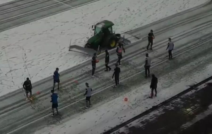 Ein Schneepflug ermöglicht den Spielern, sich in der Pause einzulaufen.