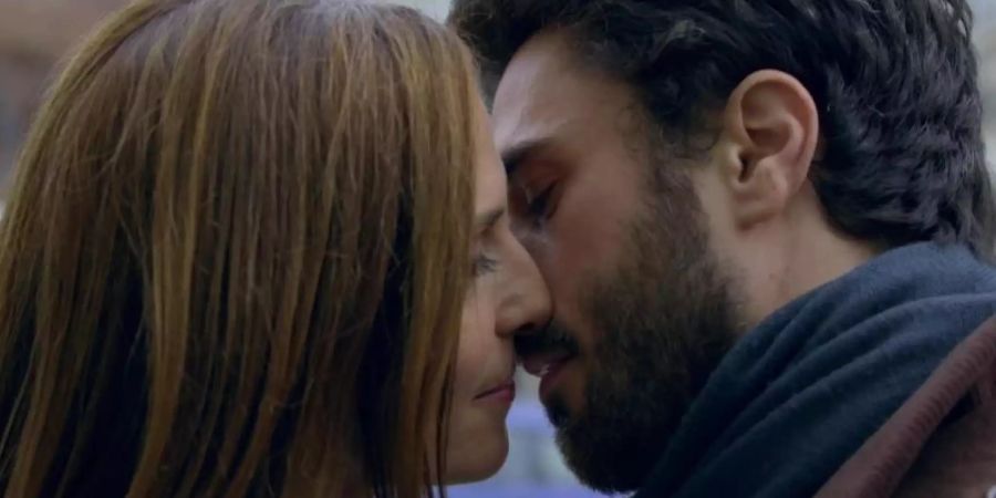 Küssen verboten? Nicht bei Ulrike Frank als Katrin und Jan Kittmann als Tobias in der Soap «Gute Zeiten, schlechte Zeiten» (GZSZ). Foto: TVNOW/dpa