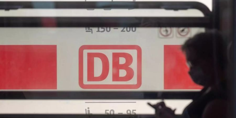 Nach eigenen Aussagen erfüllen die Deutsche Telekom, Vodafone und Telefónica nun eine staatliche Auflage zur Mobilfunk-Versorgung von ICE-Strecken. Alle Funklöcher sind damit aber nicht beseitigt. Foto: Sebastian Gollnow/dpa