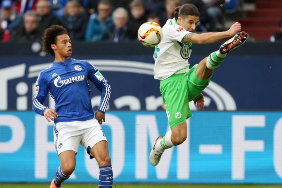 Der Bundesliga-Durchbruch gelingt ihm bei Schalke (hier gegen Wolfsburg und Ricardo Rodriguez).