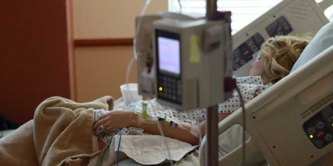 Eine Patientin in einem Krankenhaus nach einer Operation. neurologische erkrankungen
