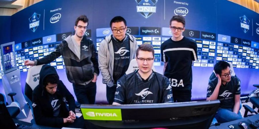 Adrian «Fata» Trinks (hinten links) während seiner Zeit mit Team Secret bei der ESL One Hamburg 2017. Foto: Adela Sznajder/ESL/dpa