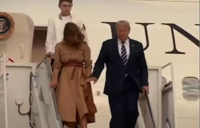 Melania Trump will Donald Trumps Hand nicht nehmen. Melania trump Donald Trump