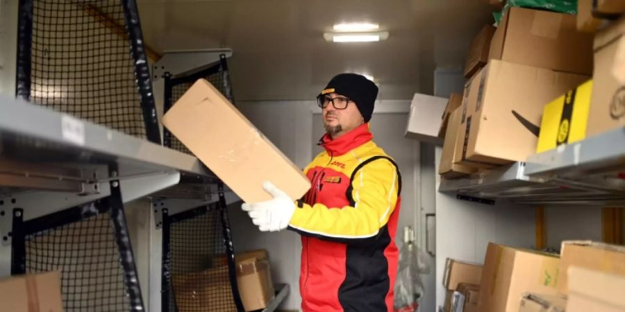 Zusteller in seinem Wagen