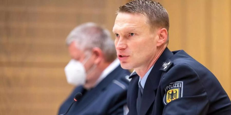 Polizeihauptkommissar Jens Schobranski spricht auf einer gemeinsamen Pressekonferenz der Staatsanwaltschaft Berlin, der Bundespolizei und des Zollamts zu bundesweiten Razzien gegen eine Schleuserbande. Foto: Monika Skolimowska/dpa-Zentralbild/dpa