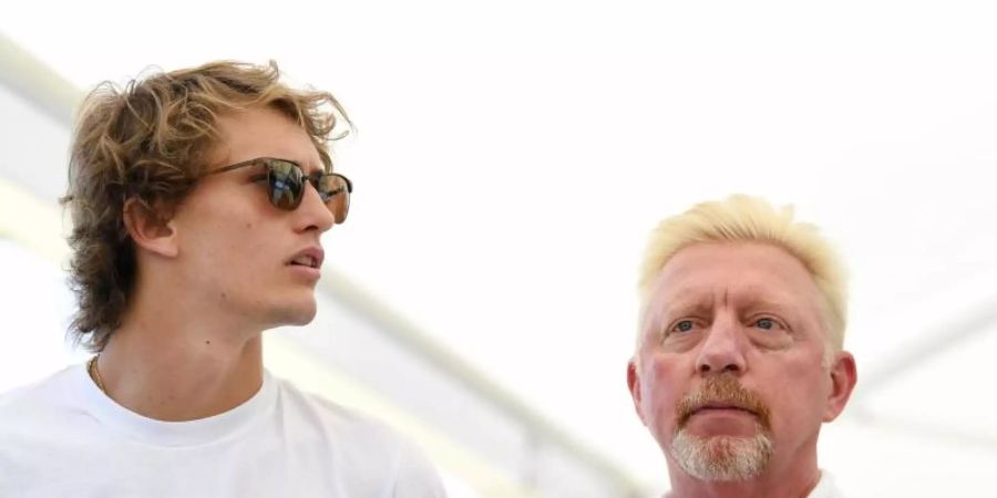 Alexander Zverev (l) und Team-Kapitän Boris Becker (r) 2020 beim ATP Cup in Australien. Foto: Dan Peled/AAP/dpa