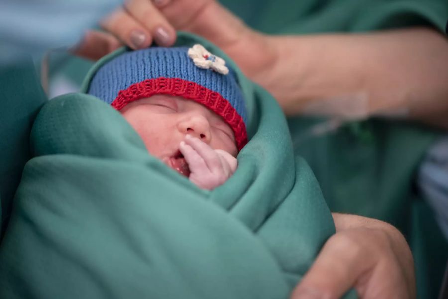 Neugeborene oder junge Säuglinge mit einer Corona-Infektion kommen meist wegen Fieber ins Spital.