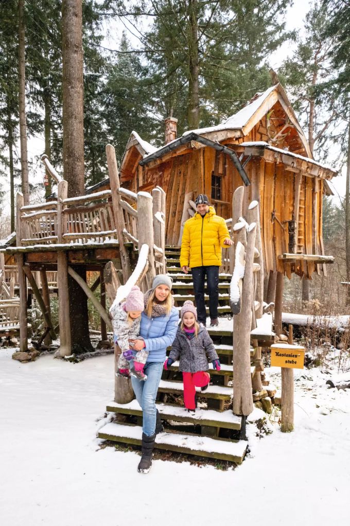 Abenteuer gefällig? Im Cleebronner Wildparadies des Erlebnisparks Tripsdrill können Gäste im Baumhaus oder Schäferwagen übernachten. Familie im Schnee
