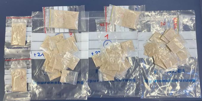 In einer präparierten Getränkedose führte der Mann rund 30 Gramm Heroin in handelsüblicher Portionierung mit sich. Drogen