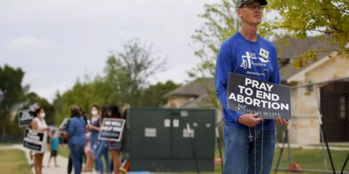 Timothy Dougherty und etwa andere Abtreibungsgegner protestieren vor einer Klinik in McKinney, Texas. Foto: Brandon Wade/FR168019 AP/dpa Timothy Dougherty und etwa andere Abtreibungsgegner protestieren vor einer Klinik in McKinney, Texas. Foto: Brandon Wade/FR168019 AP/dpa