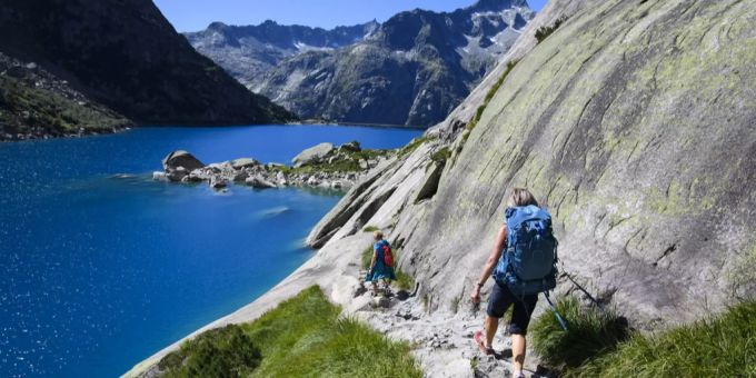 Eine Bergwanderung um den Gelmersee im Kanton Bern lässt die hochalpine Bergwelt aus den verschiedensten Blickwinkel bestaunen. Gelmersee
