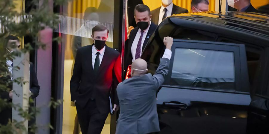 Jake Sullivan (links), nationaler Sicherheitsberater der USA, und seine Delegation beim Verlassen des Hotels Hyatt am Zürcher Flughafen.