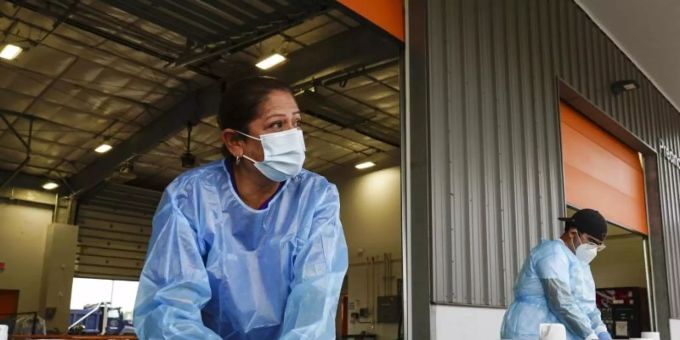Eine Testmitarbeiterin nimmt sich ein Paar Handschuhe, während sie sich auf die Durchführung von COVID-19-Antigentests in Texas vorbereitet. Foto: Denise Cathey/The Brownsville Herald/dpa Eine Testmitarbeiterin nimmt sich ein Paar Handschuhe, während sie sich auf die Durchführung von COVID-19-Antigentests in Texas vorbereitet. Foto: Denise Cathey/The Brownsville Herald/dpa