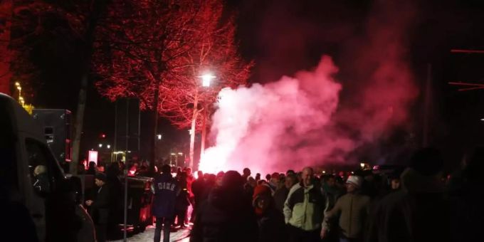 Ein bengalisches Feuer wird vor Beginn eines sogenannten Corona Spaziergang gegen die Coronamassnahmen vor dem Theater in Gera gezündet. (Archivbild). Foto: Bodo Schackow/dpa-zentralbild/dpa Ein bengalisches Feuer wird vor Beginn eines sogenannten Corona Spaziergang gegen die Coronamassnahmen vor dem Theater in Gera gezündet. (Archivbild). Foto: Bodo Schackow/dpa-zentralbild/dpa
