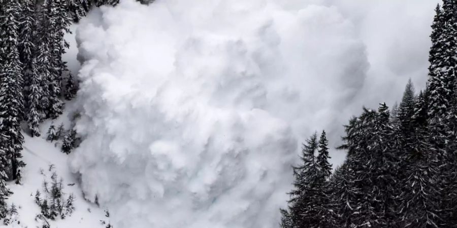 Wegen der ungewöhnlich hohen Temperaturen und den Niederschlägen drohen in den Schweizer Alpen spontane Lawinenniedergänge. (Archivbild)