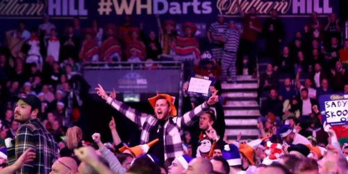 Der Darts-Weltverband hat einen coronabedingten Abbruch der WM vorerst ausgeschlossen, der Wahnsinn im Ally Pally geht weiter. Foto: Bradley Collyer/PA Wire/dpa Der Darts-Weltverband hat einen coronabedingten Abbruch der WM vorerst ausgeschlossen, der Wahnsinn im Ally Pally geht weiter. Foto: Bradley Collyer/PA Wire/dpa