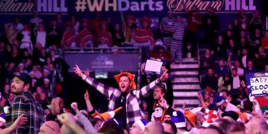 Der Darts-Weltverband hat einen coronabedingten Abbruch der WM vorerst ausgeschlossen, der Wahnsinn im Ally Pally geht weiter. Foto: Bradley Collyer/PA Wire/dpa